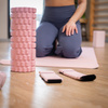 Roller fitness do masażu ciała, średnio twardy, wałek z wypustkami, różowy