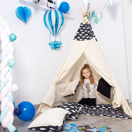 Namiot Tipi czarny w chmury
